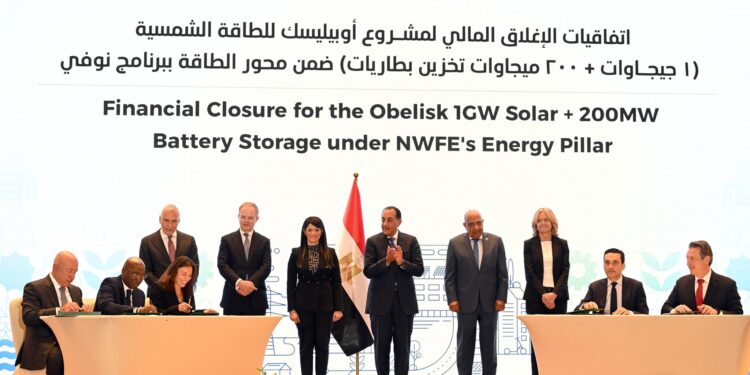 الحكومة توقع عددًا من الاتفاقيات مع مؤسسات التمويل الدولية والقطاع الخاص