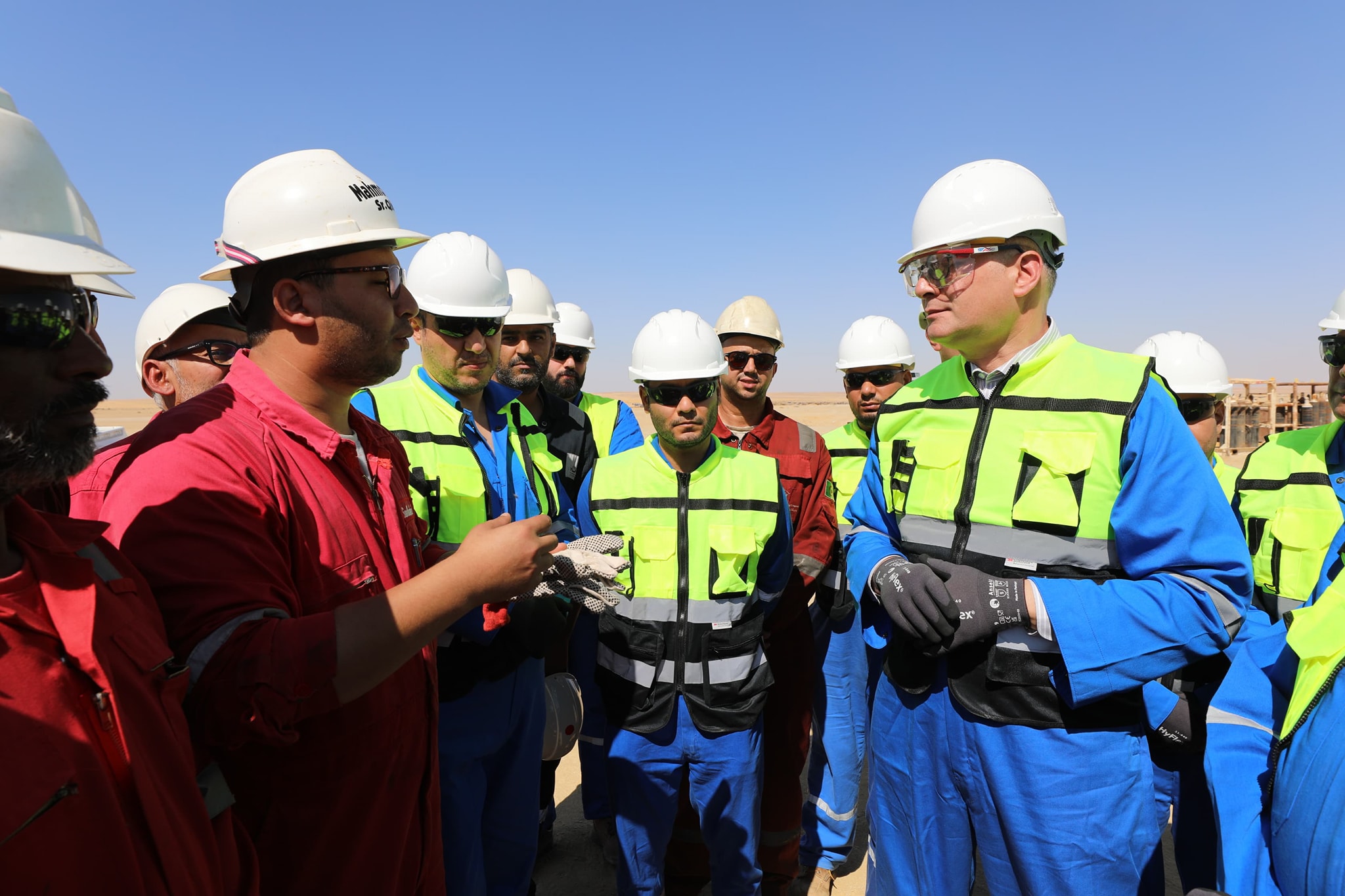 وزير البترول يتفقد سير العمل بموقع شركة بتروشهد بالصحراء الغربية