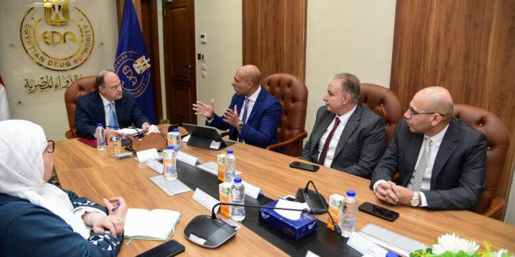 رئيس هيئة الدواء يبحث مع "أسترازينيكا" زيادة الاستثمارات في القطاع الدوائي