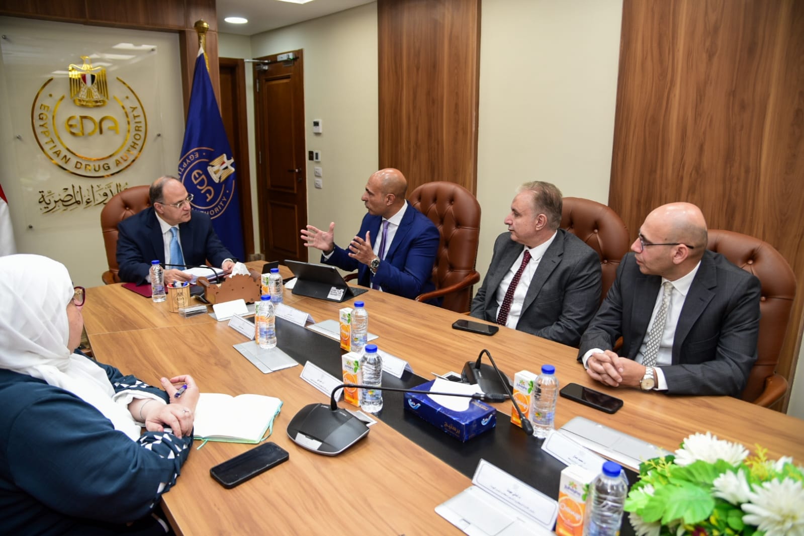 رئيس هيئة الدواء يبحث مع "أسترازينيكا" زيادة الاستثمارات في القطاع الدوائي