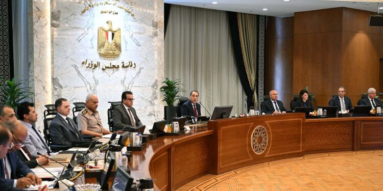 رئيس الوزراء يطالب المواطنين بالحرص على ترشيد استهلاك الكهرباء