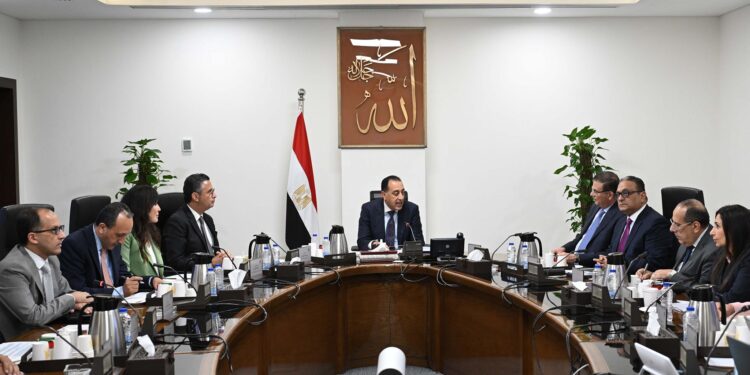 رئيس الوزراء يبحث فرص وتحديات صناعة السكر في مصر