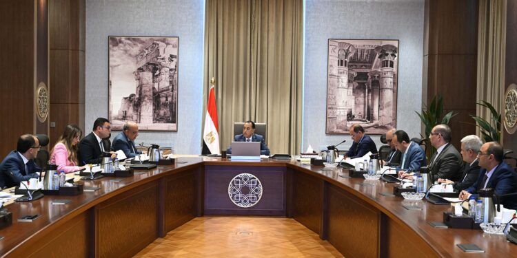 رئيس الوزراء يبحث فض التشابكات المالية بين "الكهرباء" وبعض الجهات الحكومية