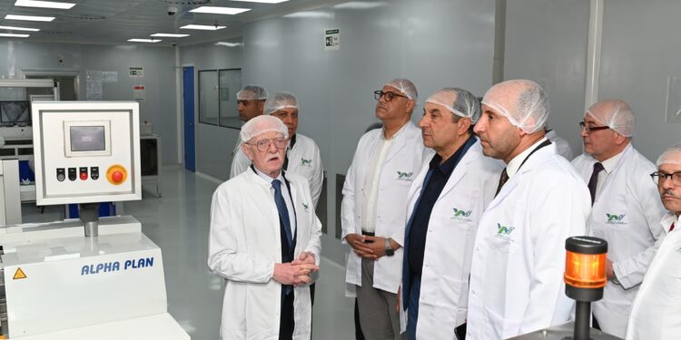 وزير قطاع الأعمال العام يتفقد تطوير مصانع "النصر للكيماويات الدوائية"