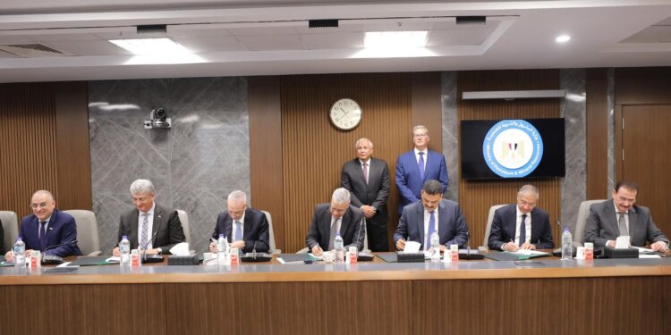 مصر توقّع العقود النهائية لمجمع إنتاج حامض الفوسفوريك باستثمارات 658 مليون دولار