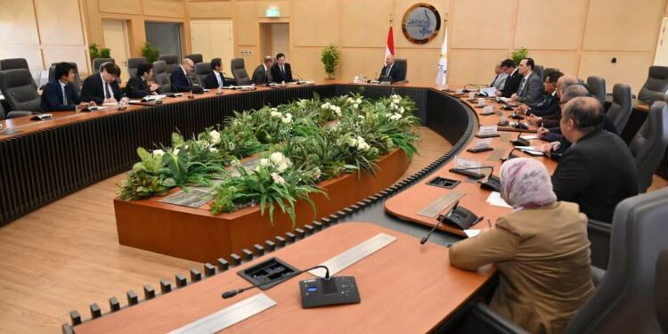 "النقل" تبحث مع "ميتسوبيشي" توطين صناعة قطارات المترو