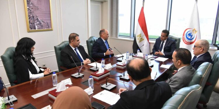 "الصحة" تبحث فرص التعاون مع "جونسون آند جونسون" 