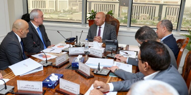 وزير النقل يبحث مع "ألستوم" الفرنسية الخطوات التنفيذية للخط السادس للمترو