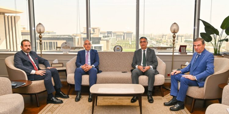 الحكومة تبحث سُبل تطوير زراعة قصب وبنجر السكر وزيادة الإنتاجية