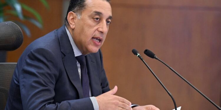رئيس الوزراء يتابع مستجدات تقدم أعمال تجهيز وربط وحدات التغويز