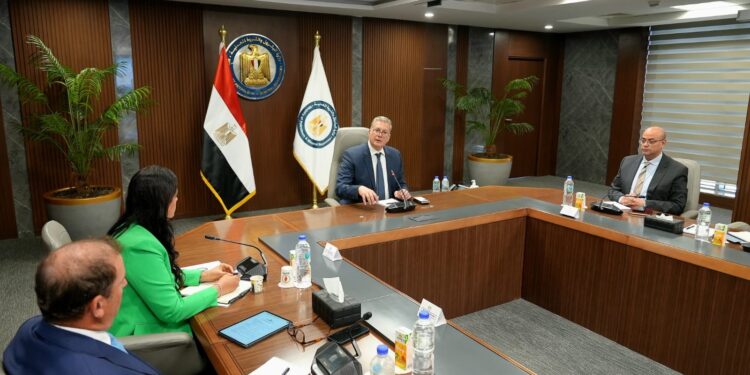 وزير البترول: مشروعات مسح جوي لتحديد الإمكانات التعدينية في مصر