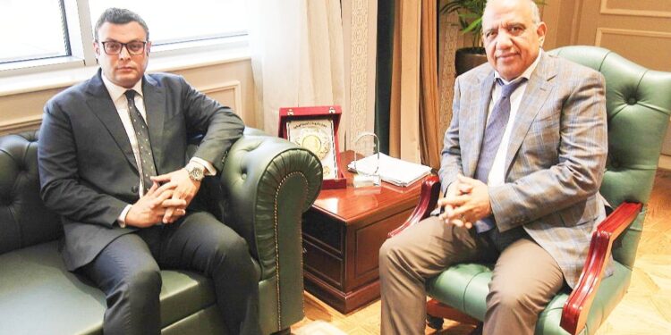 وزيرا الكهرباء والإسكان يبحثان تعزيز التعاون في مشروعات الطاقة المتجددة