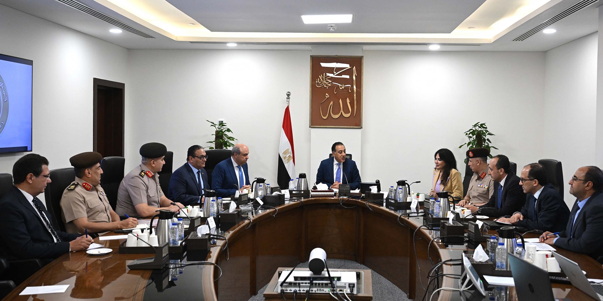 رئيس الوزراء يتابع الإجراءات التنفيذية لمشروع “مبنى 4” بمطار القاهرة الدولى