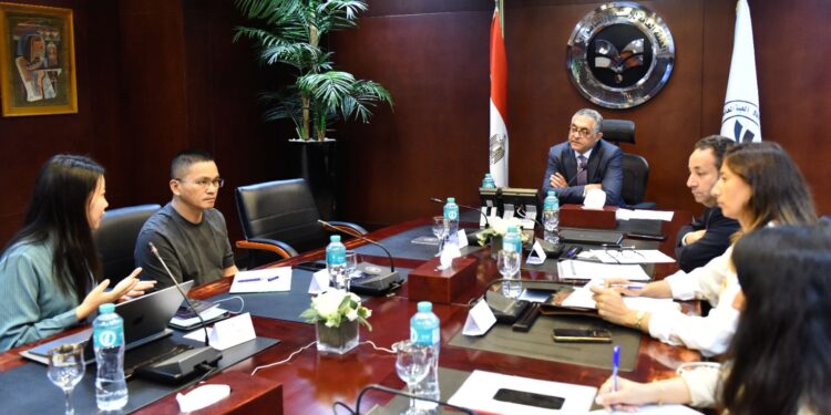 هيئة الاستثمار تسعى لجذب سلاسل إنتاج الملابس الصينية إلى مصر