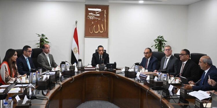 رئيس الوزراء يُتابع موقف تنفيذ برنامج الطروحات الحكومية