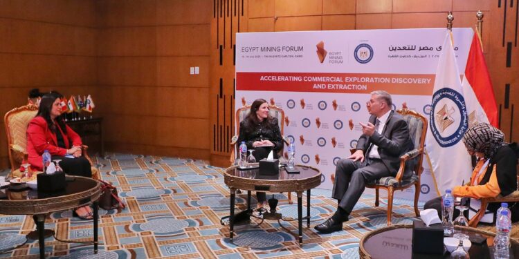 "أنجلو جولد أشانتي" تبحث مع الحكومة المصرية تسريع منح حقوق الاستغلال