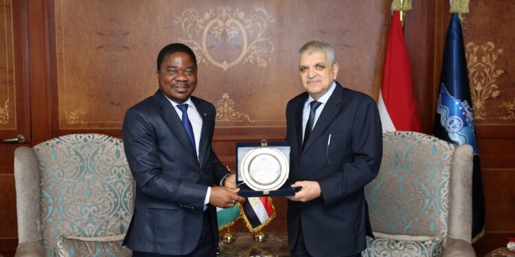 قناة السويس تبحث التعاون مع كوت ديفوار في مجالات تطوير الموانئ والتدريب