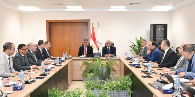الحكومة تبحث سُبل حماية الموارد المائية من تلوث مصانع سكر القصب