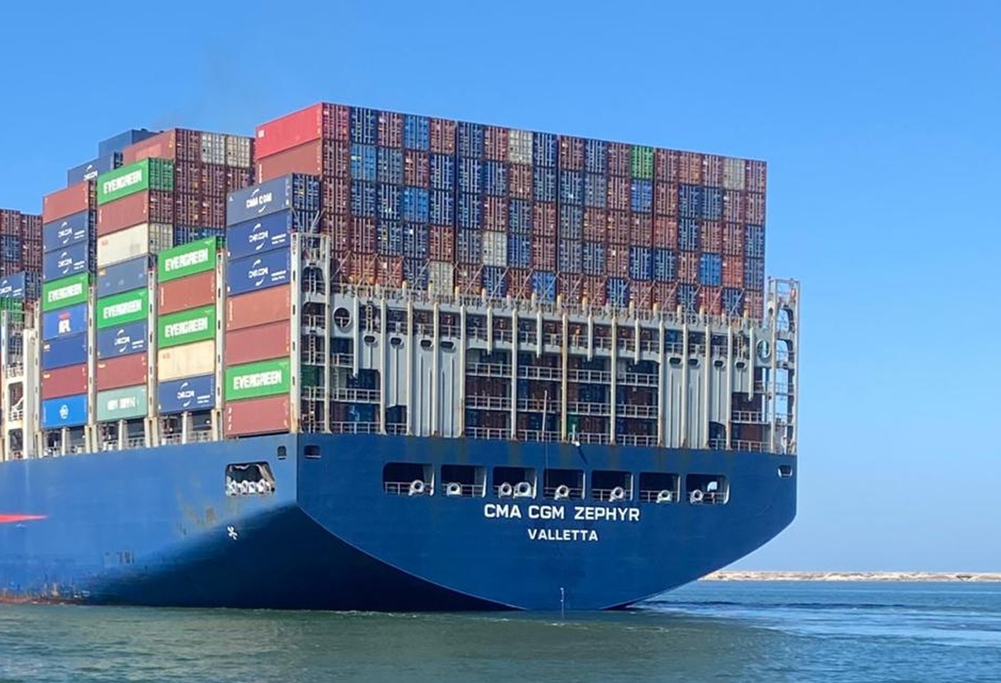 "قناة السويس" تستعيد رحلات تابعة لخطي الملاحة "CMA CGM" و"MSC"