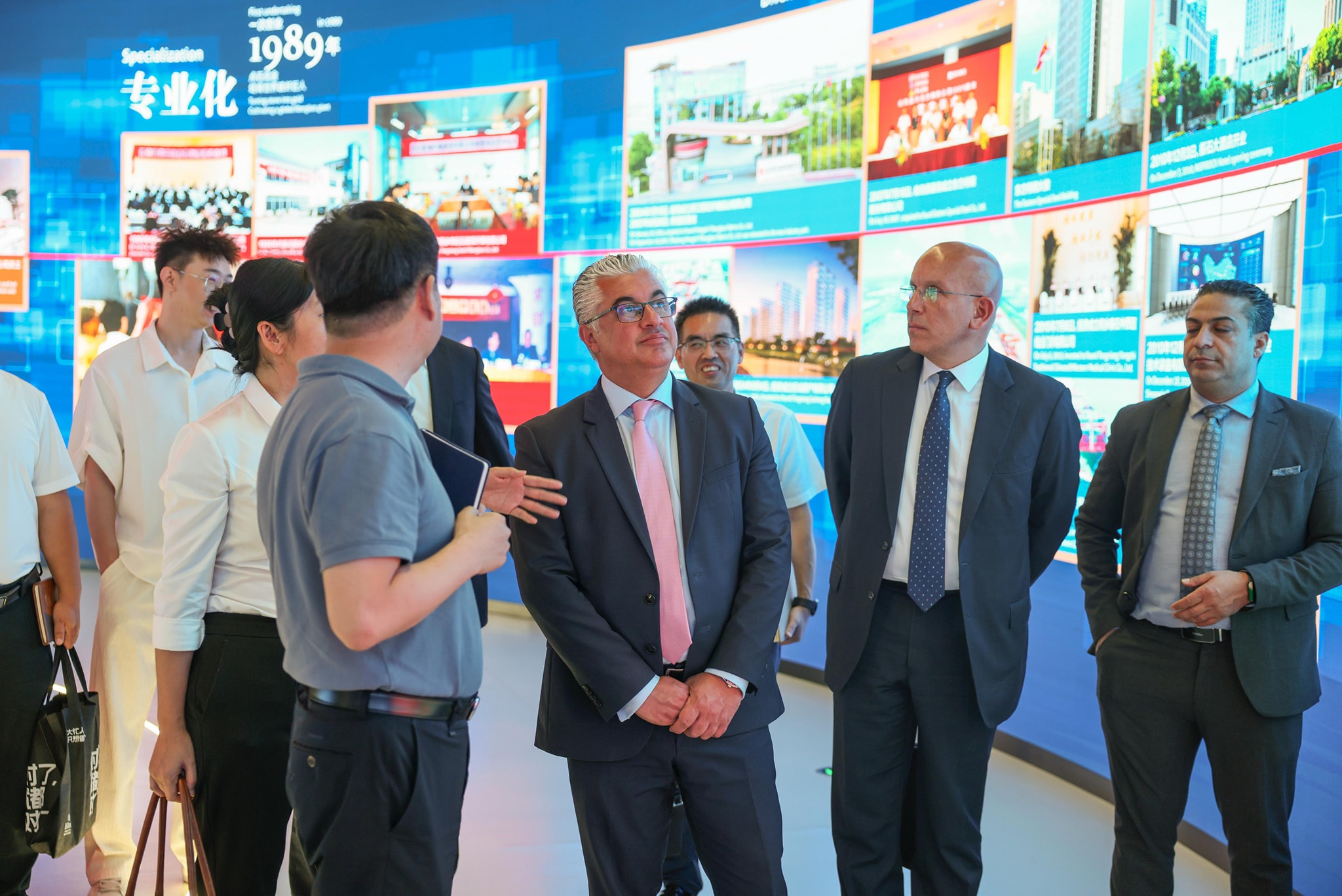 رئيس اقتصادية قناة السويس يستعرض فرص الاستثمار ويلتقى كبرى الشركات الصينية