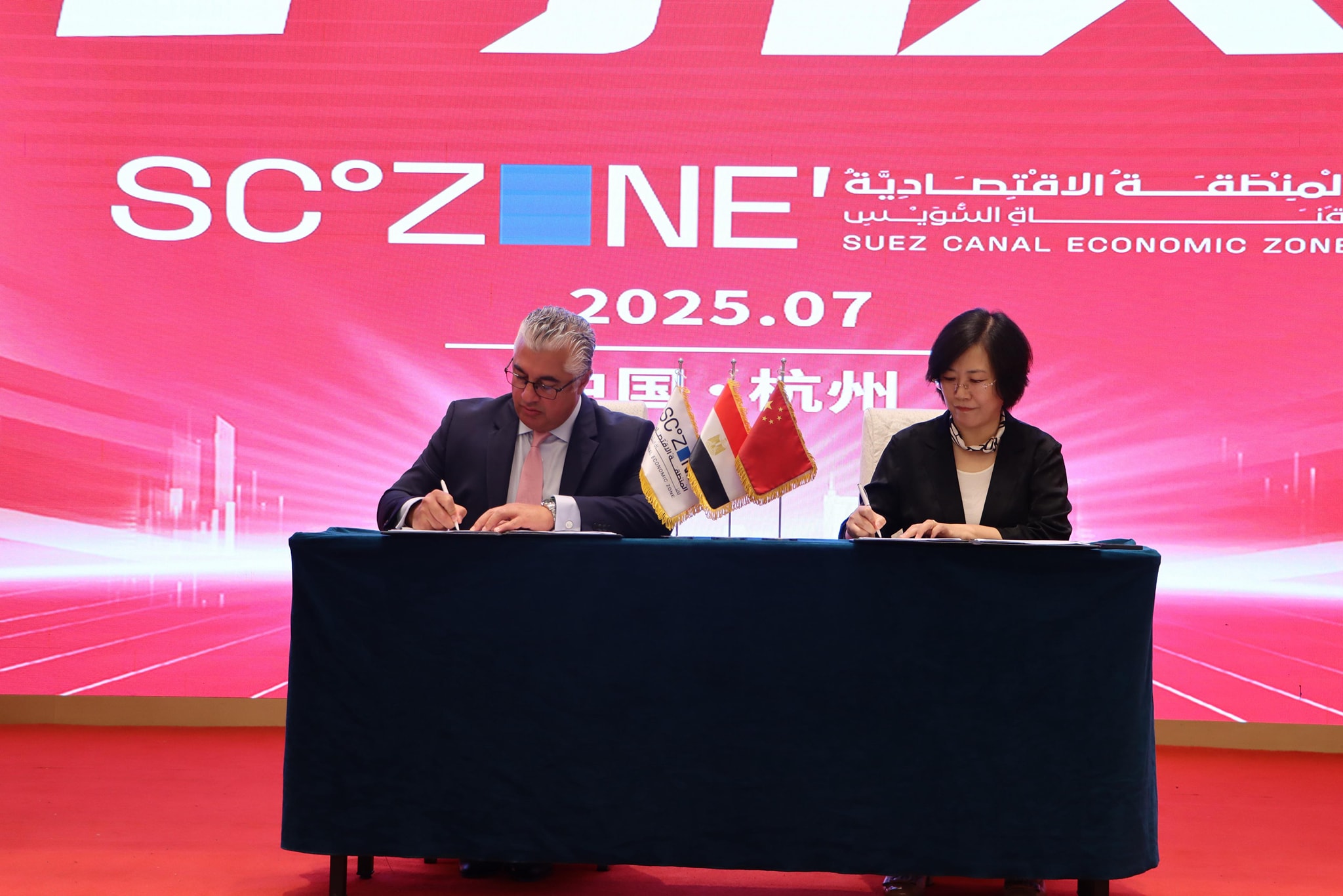 "اقتصادية القناة" توقّع 3 عقود مع شركات ملابس صينية باستثمارات 65.5 مليون دولار