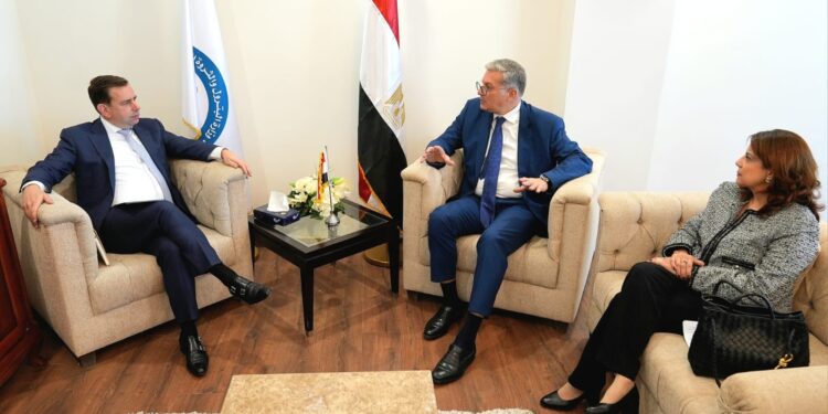 وزير البترول يبحث مع مسئولي "شل" آفاق التعاون في مشروعات الغاز الطبيعي