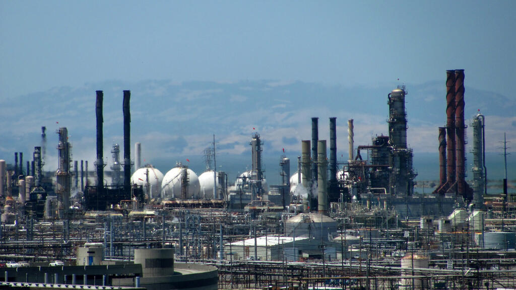 مصفاة نفط - أرشيفية