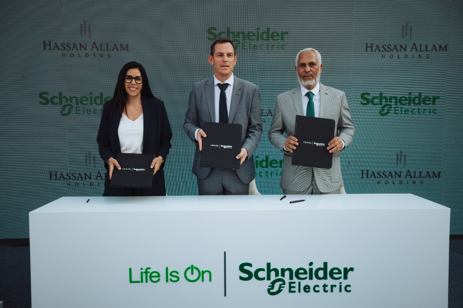 "حسن علام" و"شنايدر إلكتريك" تتعاونان لتطوير مشروع زراعي ذكي في بورسعيد