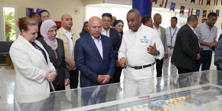 كامل الوزير أثناء تفقد مصنع مارس مصر