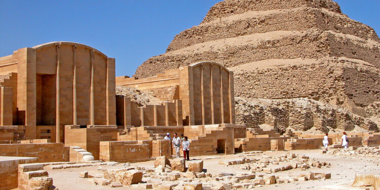 مصر تخطط لتحويل المنطقة الواقعة بين مطار سفنكس وهرم سقارة إلى وجهة سياحية عالمية