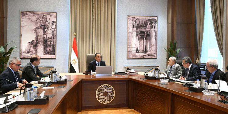 رئيس الوزراء يوجّه بالتنسيق للبدء في تنفيذ إجراءات إعادة هيكلة الهيئات الاقتصادية