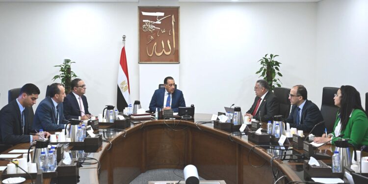 رئيس الوزراء يتابع ملفات عمل "اقتصادية المثلث الذهبي"