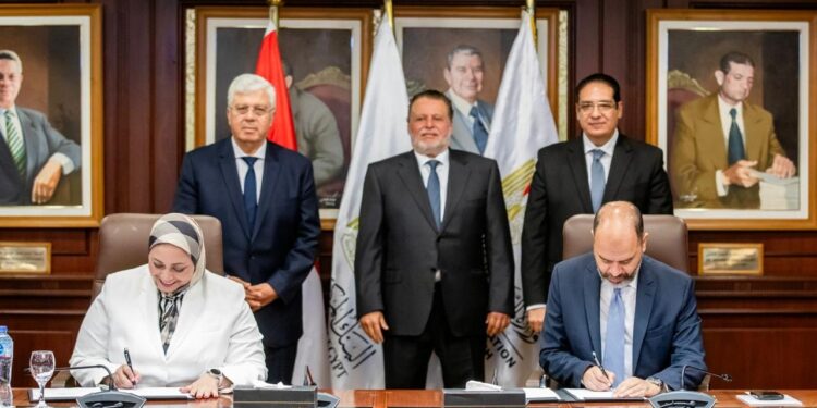 "المعهد المصرفي" يشارك في البرنامج التعليمي لجامعتي القاهرة وسوهاج