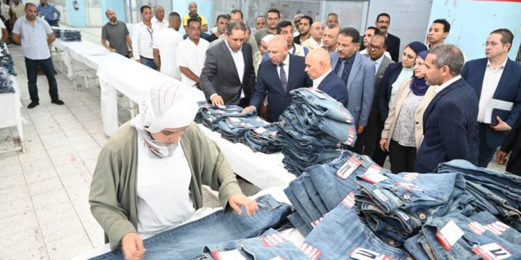 الحكومة تبحث إمكانية تحويل مصنع الحديد والصلب بحلوان إلى مجمع للنسيج