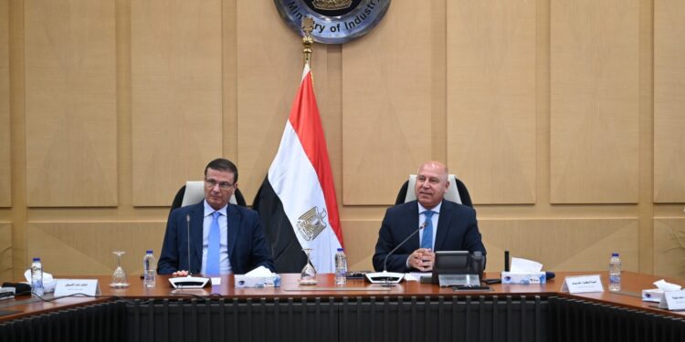 الحكومة تبحث التوسع في إنتاج الزبيب وتوطين صناعة الكتان بمصر