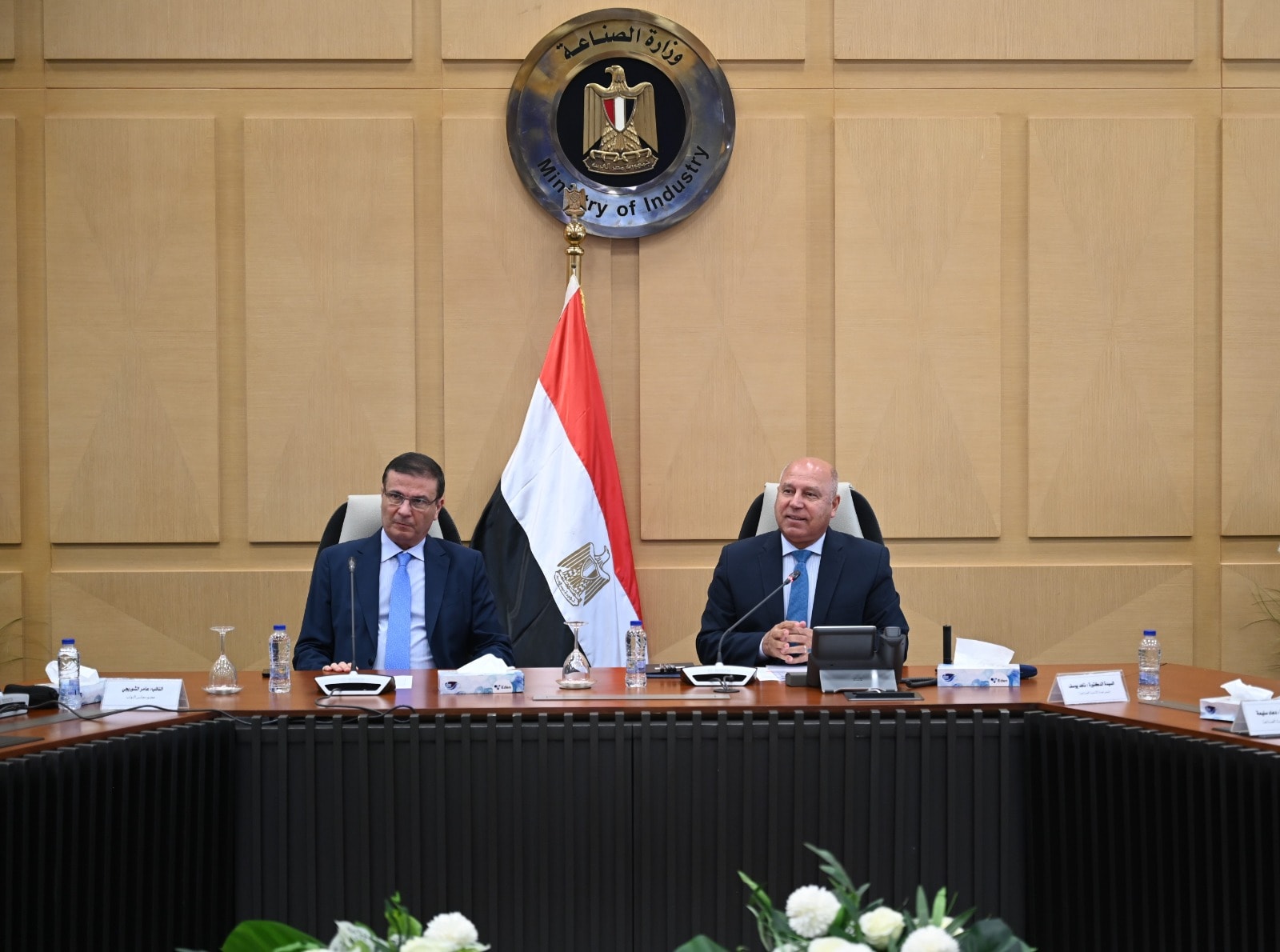 الحكومة تبحث التوسع في إنتاج الزبيب وتوطين صناعة الكتان بمصر