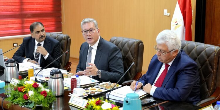 وزير البترول يؤكد أهمية الاستثمار في البحث العلمي كركيزة أساسية للصناعة