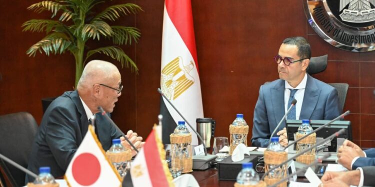 وزير الاستثمار يبحث مع سفير اليابان تعزيز التعاون الاقتصادي