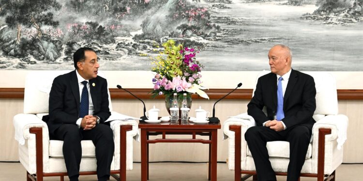 رئيس الوزراء يدعو الشركات الصينية للاستثمار في صناعة السيارات الكهربائية بمصر