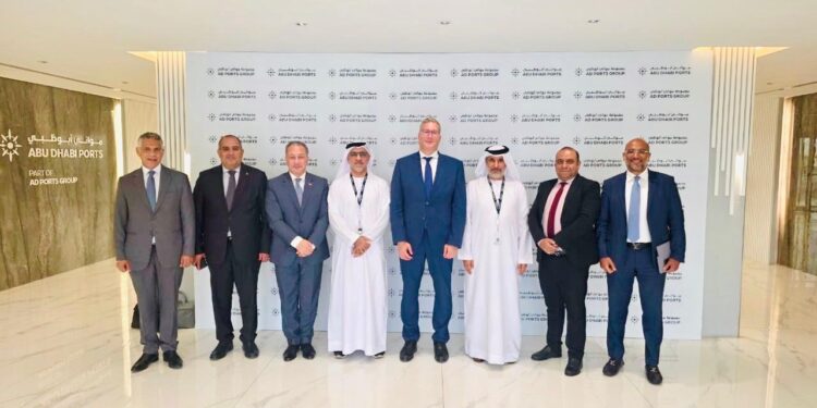 وزير البترول يبحث تنفيذ مذكرة التفاهم المبرمة مع "موانئ أبوظبي"