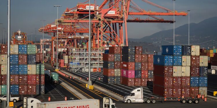 حاويات بضائع في ميناء فانكوفر، كندا.