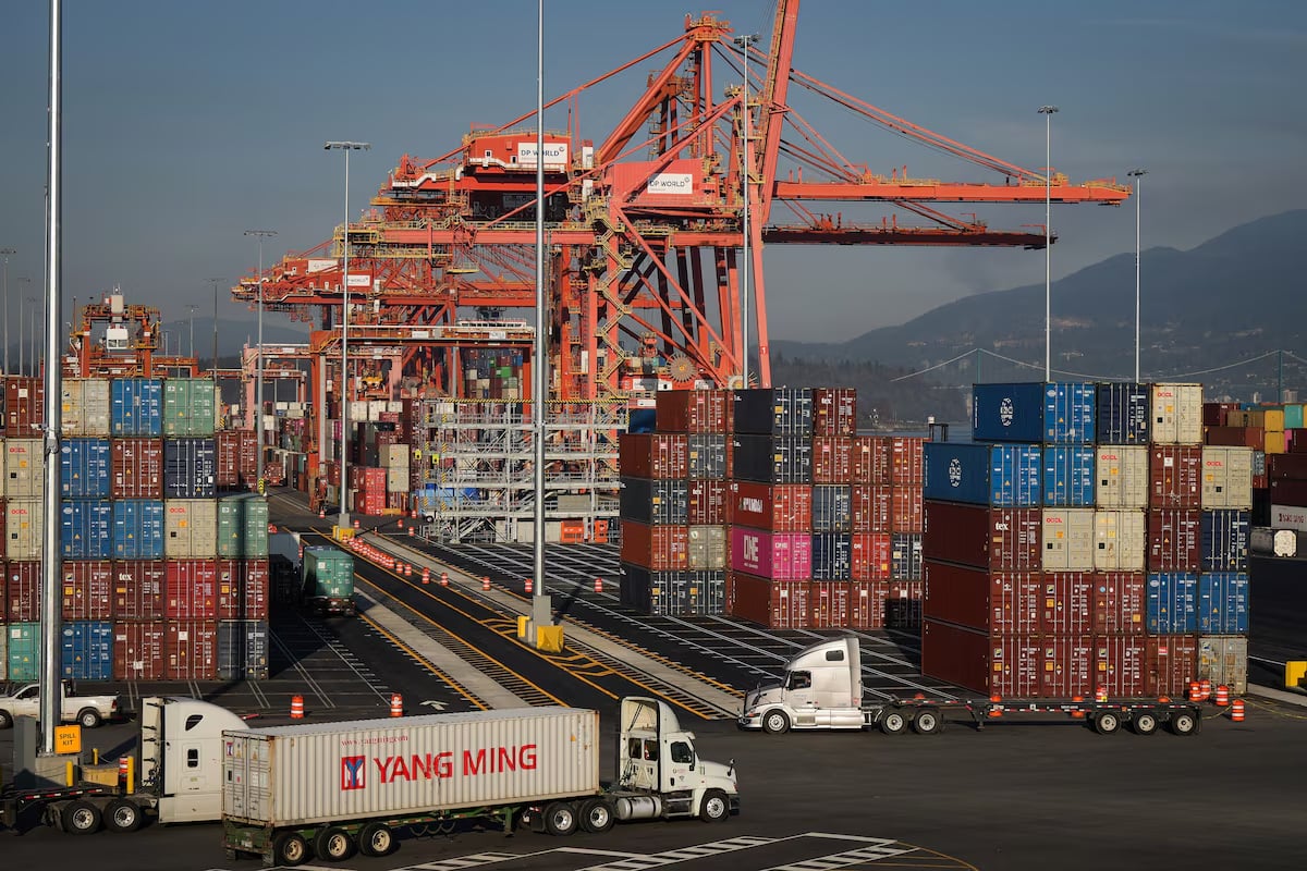 حاويات بضائع في ميناء فانكوفر، كندا.