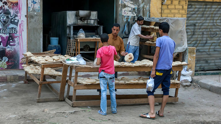 بائع خبر في القاهرة؛ مصر؛ الخبر ؛ التضخم