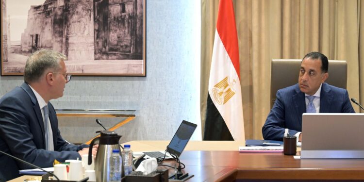 رئيس الوزراء يتابع ملفات عمل وزارة البترول والثروة المعدنية