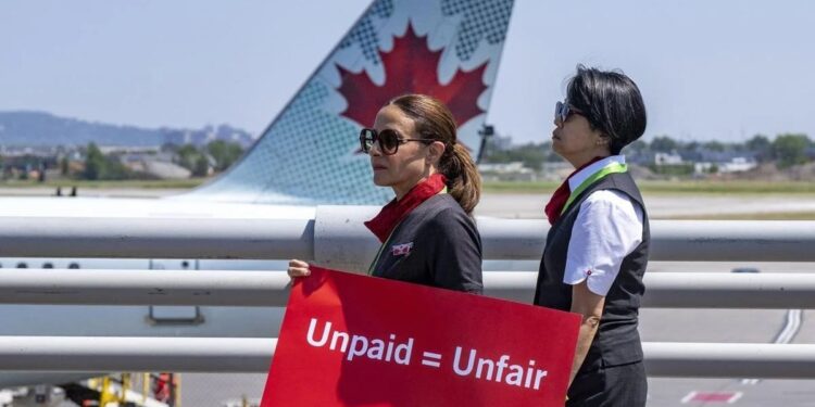 مضيفو طيران "إير كندا" يضربون عن العمل للمطالبة بتحسين أوضاعهم