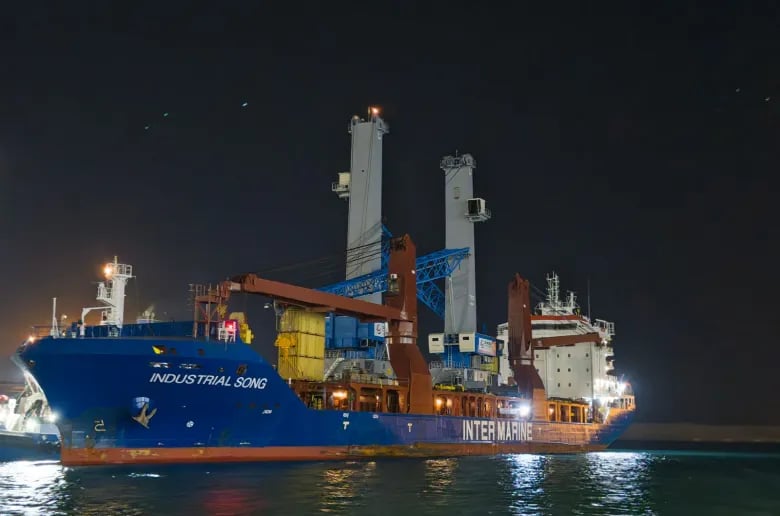 "دي بي ورلد مصر" تستقبل رافعتين جديدتين في ميناء السخنة