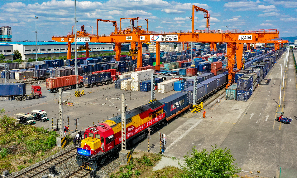 قطار شحن بضائع بالصين أرشيفية