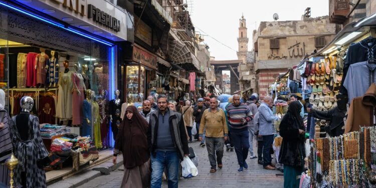 أحد الأسواق المصرية في محافظة القاهرة، مصر؛ المصدر بلومبرج.