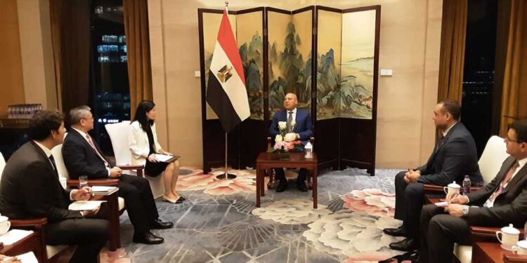 "النقل" تبحث مع "أفيك إنترناشيونال" الصينية تنفيذ مراحل قطار "LRT"