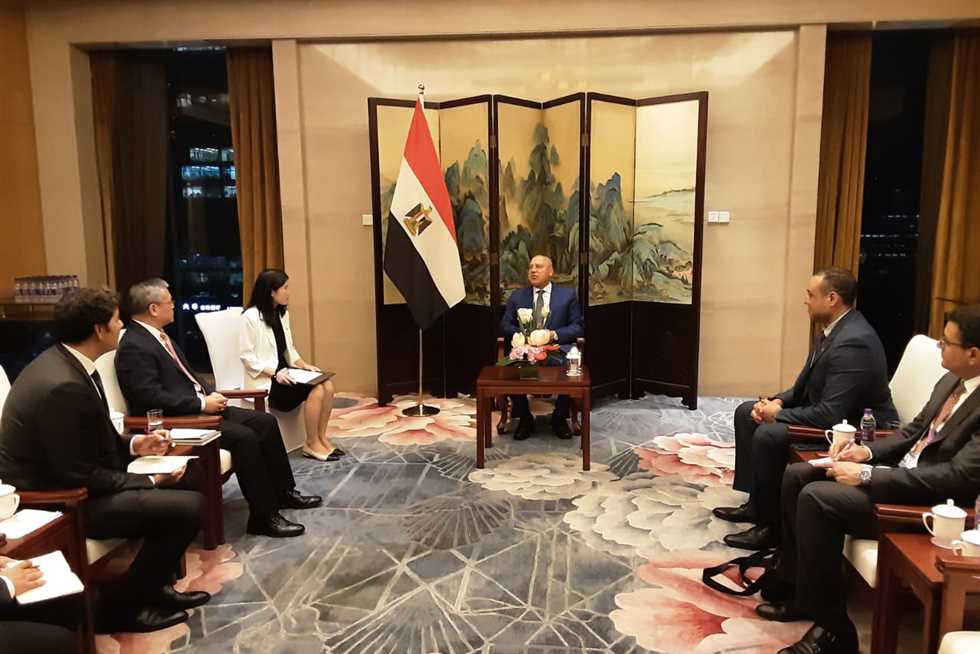 "النقل" تبحث مع "أفيك إنترناشيونال" الصينية تنفيذ مراحل قطار "LRT"